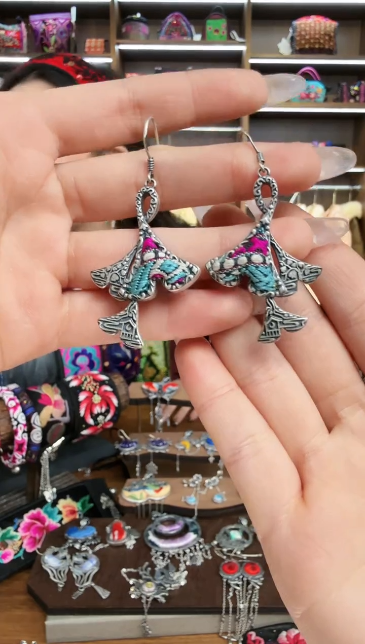 【闪购商品】织绣125蒙阿苏苗绣传承