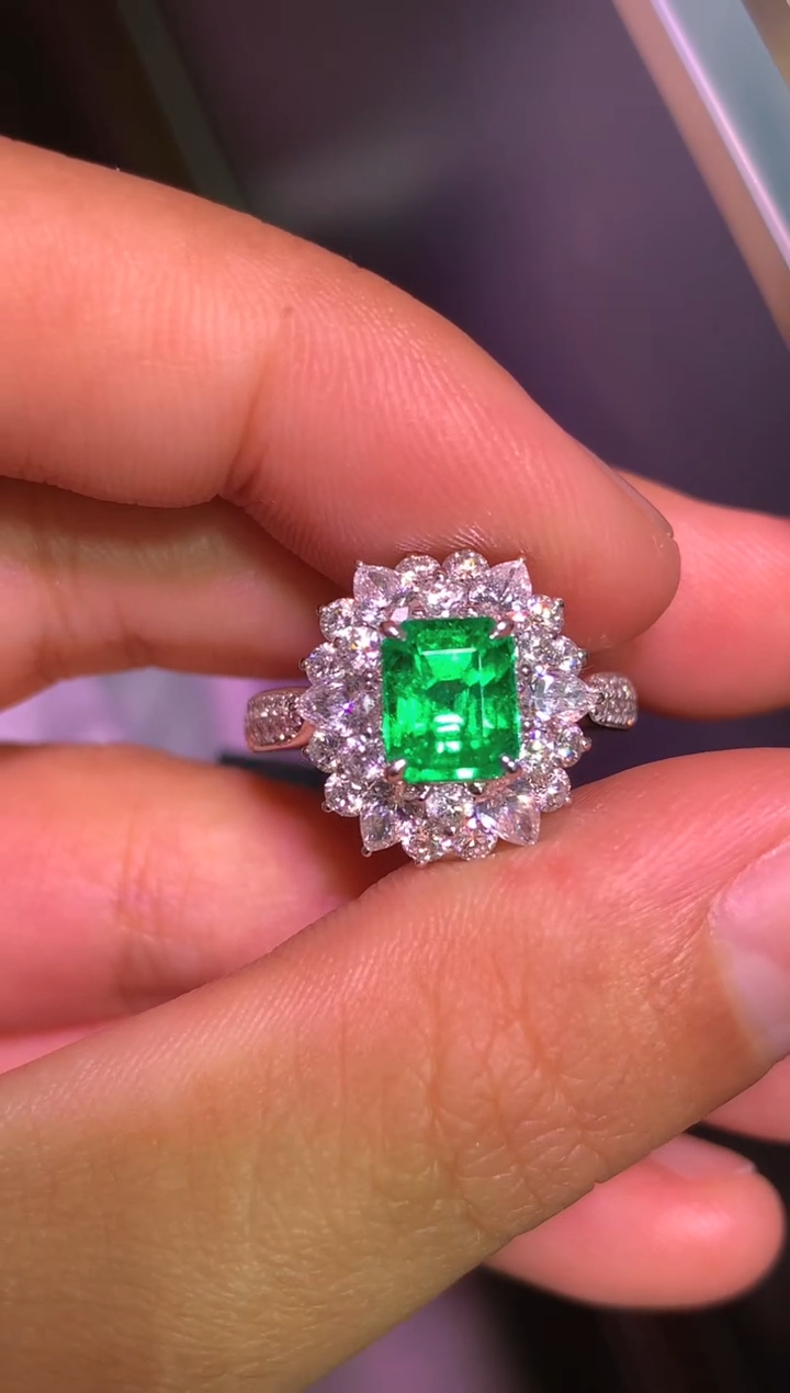 18K金镶嵌戒指祖母绿1.35CT