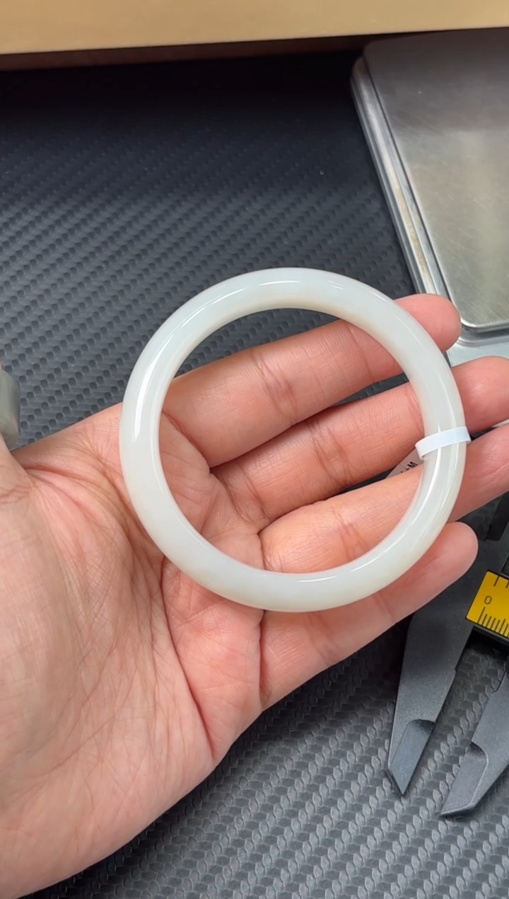 未镶嵌手镯和田玉且末金山微色差55Mk