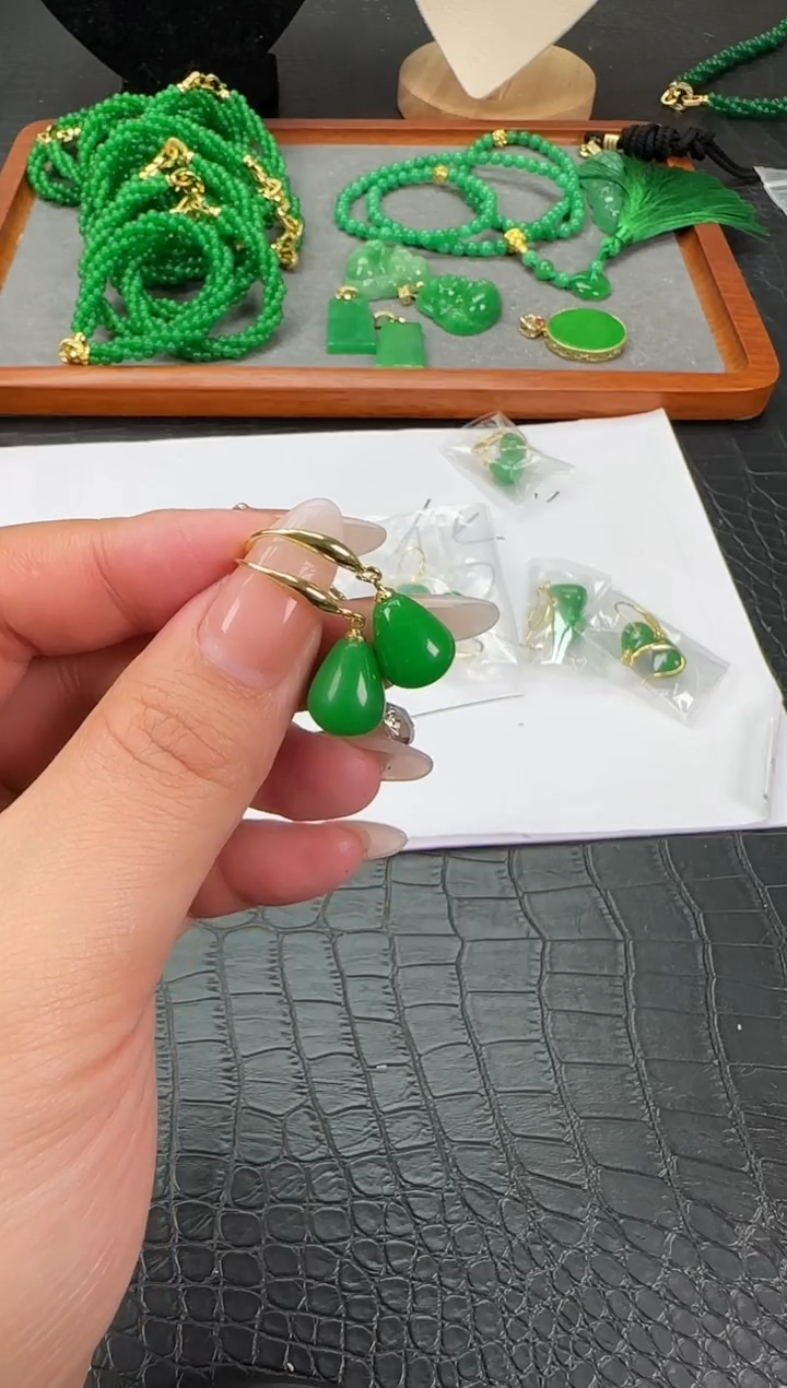 未镶嵌翡翠耳饰辣绿水滴耳钩