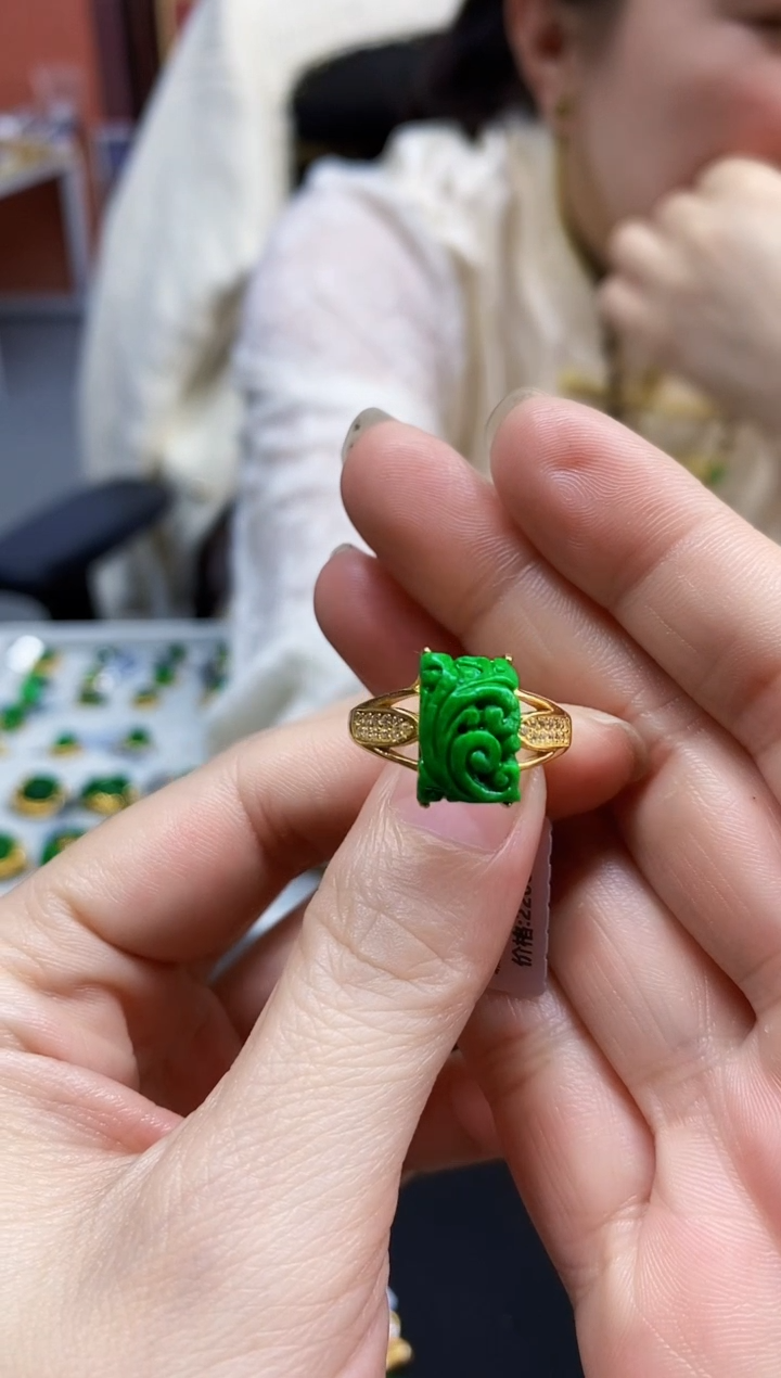 颈饰未镶嵌翡翠戒指