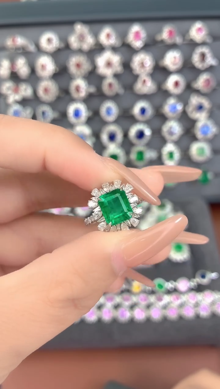 18K金镶嵌戒指祖母绿-2.6克拉