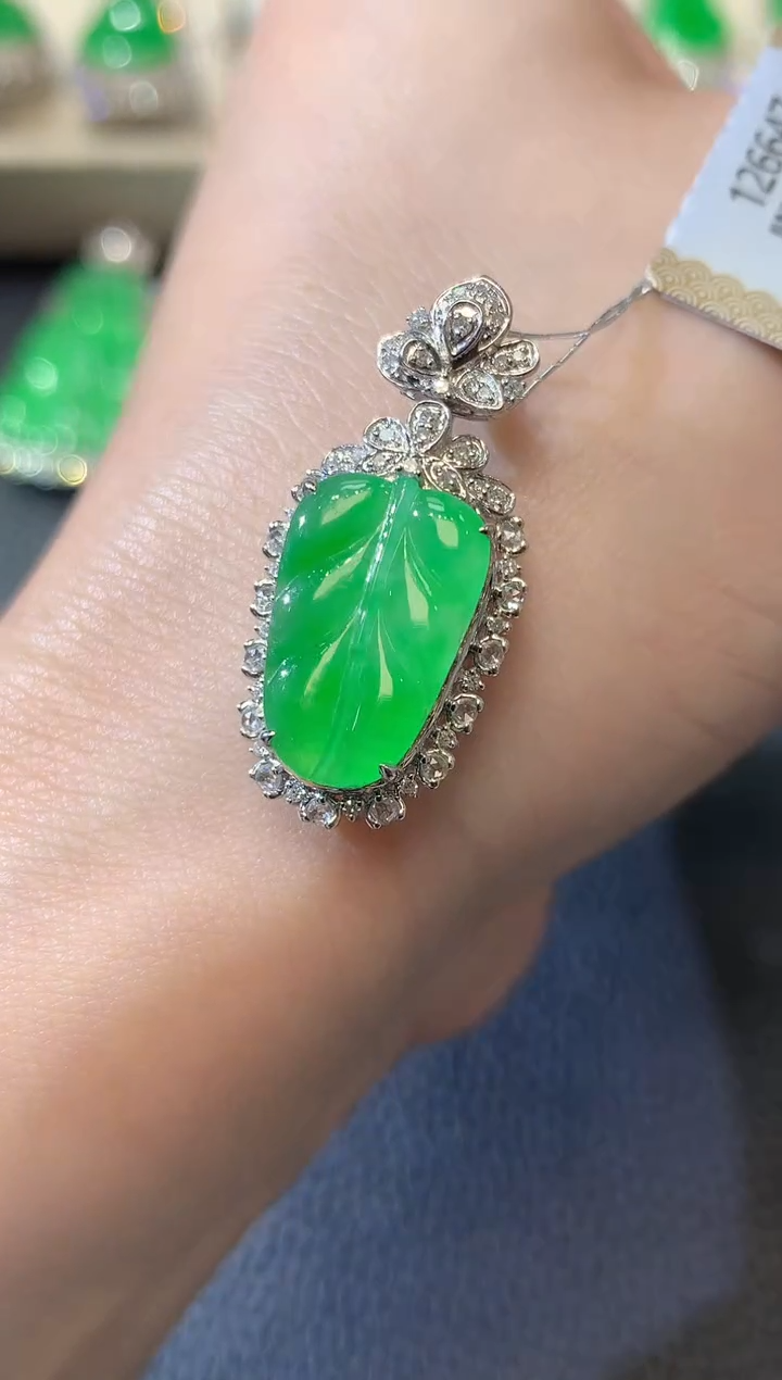 【闪购商品】翡翠吊坠(不含链)18K金镶嵌C21