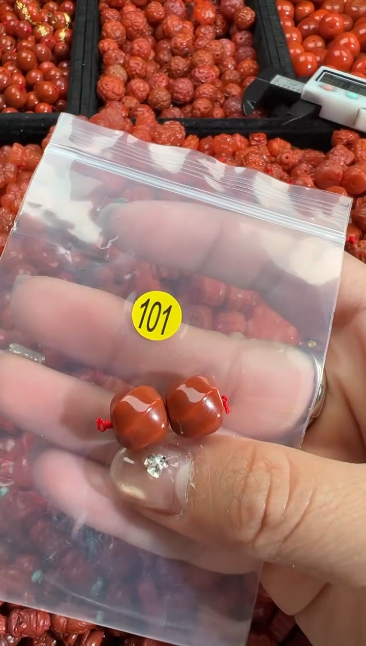 南红玛瑙未镶嵌颈饰1