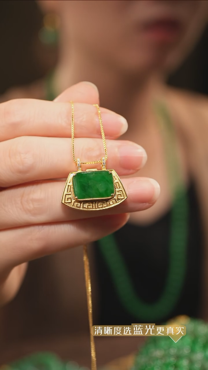 翡翠18K金镶嵌吊坠(不含链)辣绿翡翠如意锁吊坠