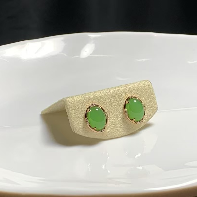 天然和田玉碧玉苹果绿耳钉