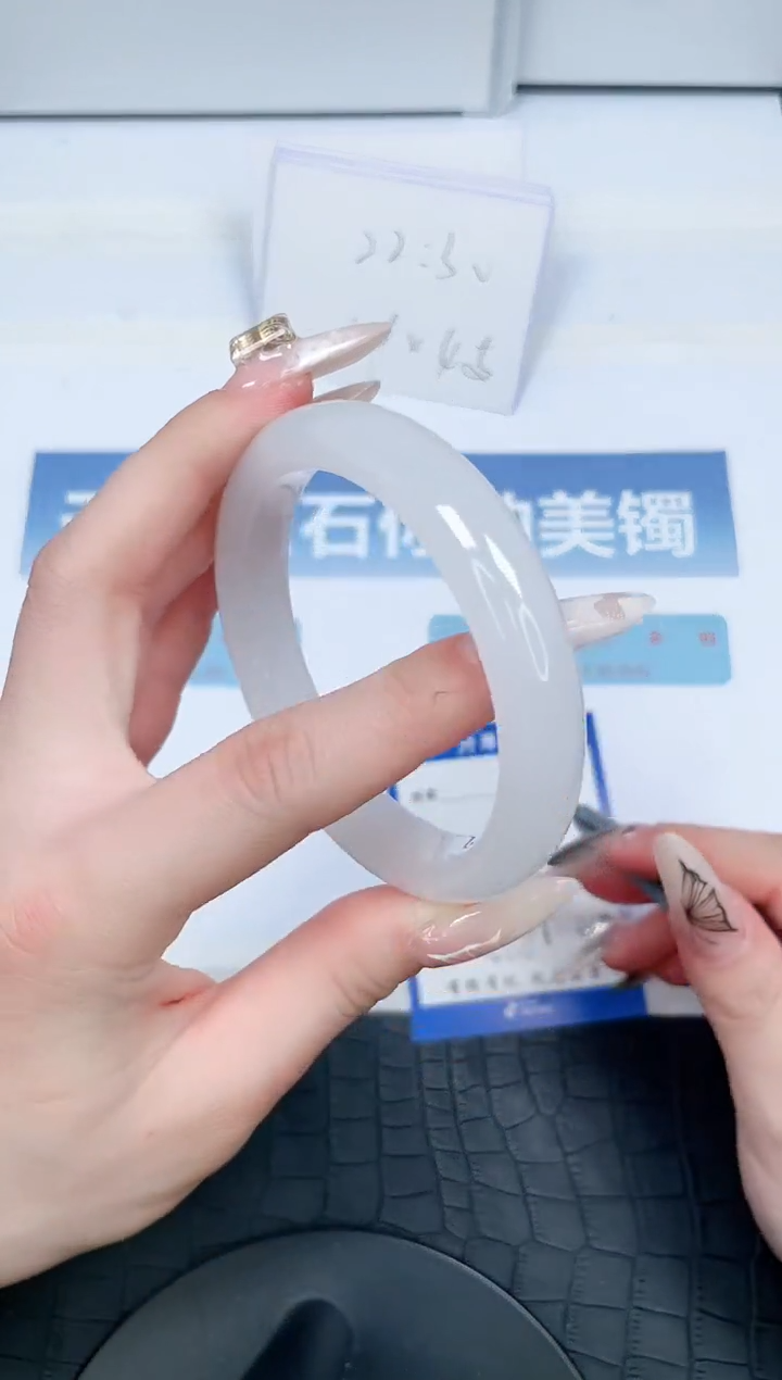 【闪购商品】石英质玉手镯未镶嵌175-60