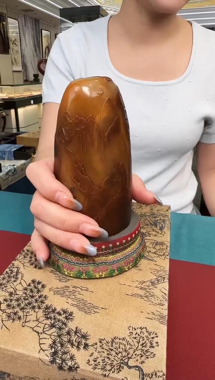 私人展厅甄选藏品 / 孤品寿山田黄乌鸦皮山子摆件