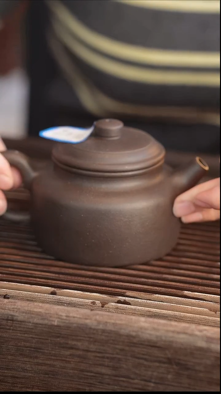 茶壶紫砂德中 黑金砂 半手工 240cc【口崩】