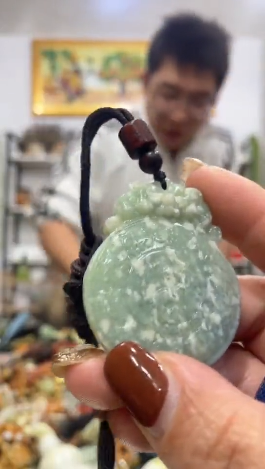未镶嵌蛇纹石玉吊坠   