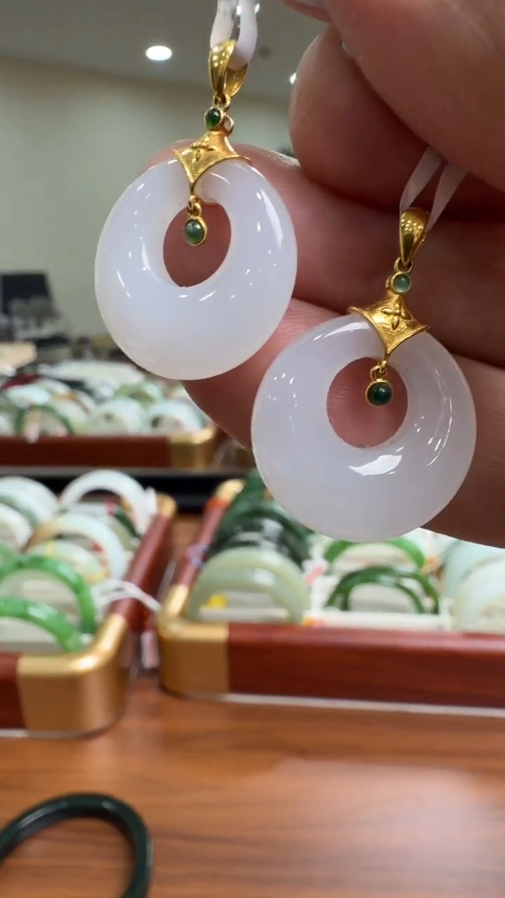 颈饰18K金镶嵌和田玉挂件（多样性，发一）