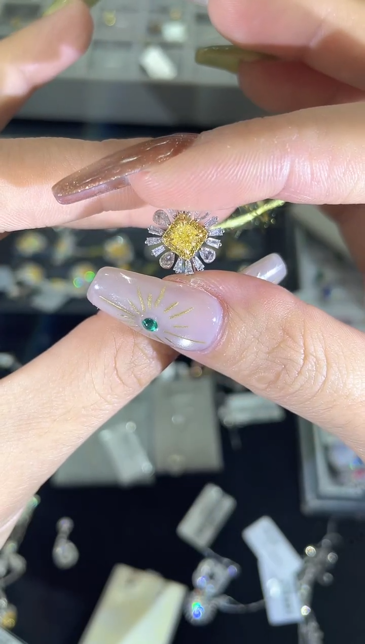 18K金镶嵌戒指钻石戒指