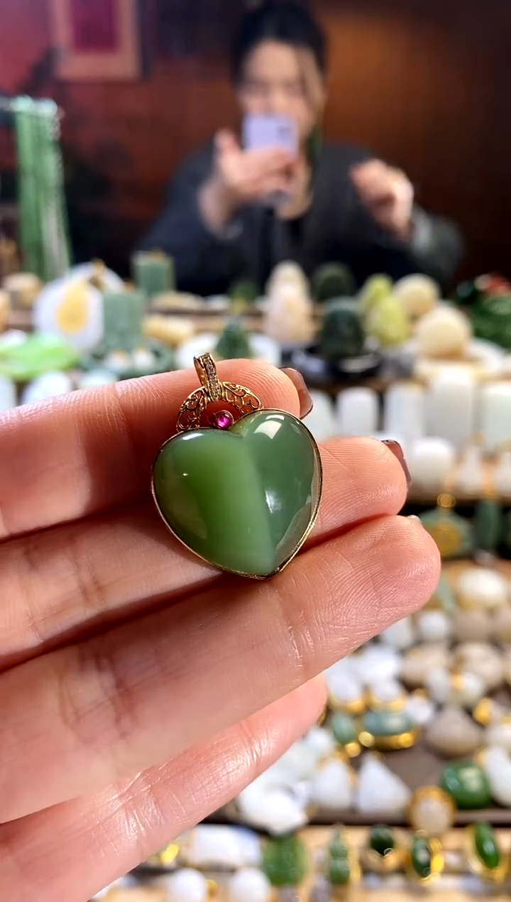 【闪购商品】和田玉吊坠18K金镶嵌。
