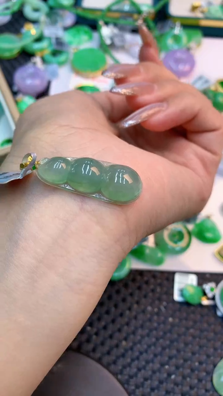 颈饰18K金镶嵌翡翠1