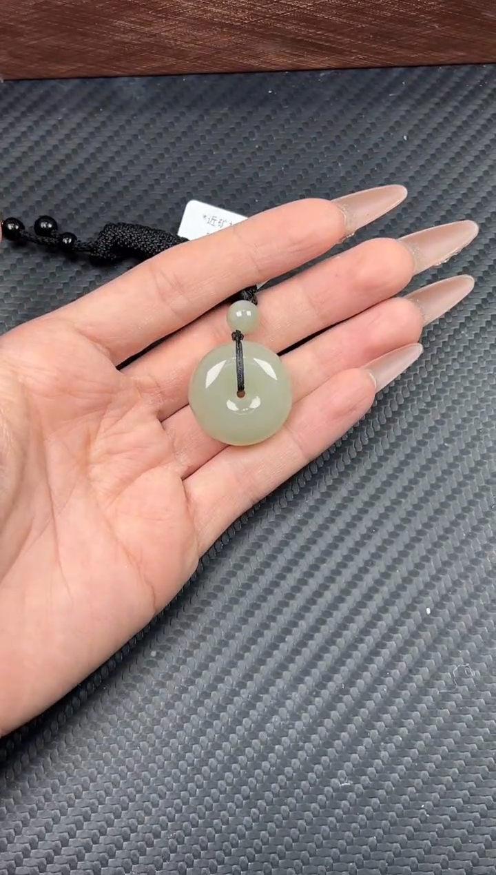 吊坠(赠链)未镶嵌和田玉且末近矿微色差平安扣