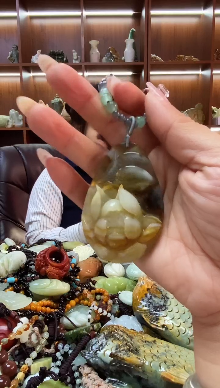 未镶嵌蛇纹石玉吊坠    