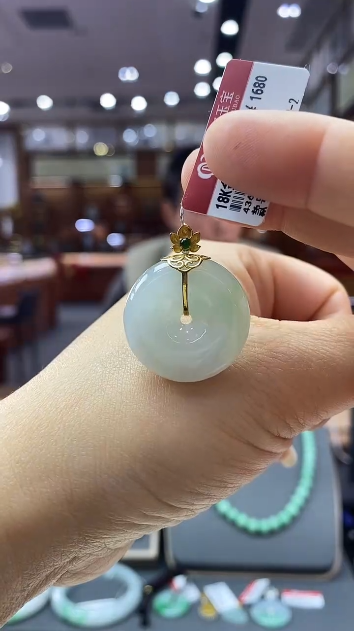 颈饰18K金镶嵌翡翠平安扣