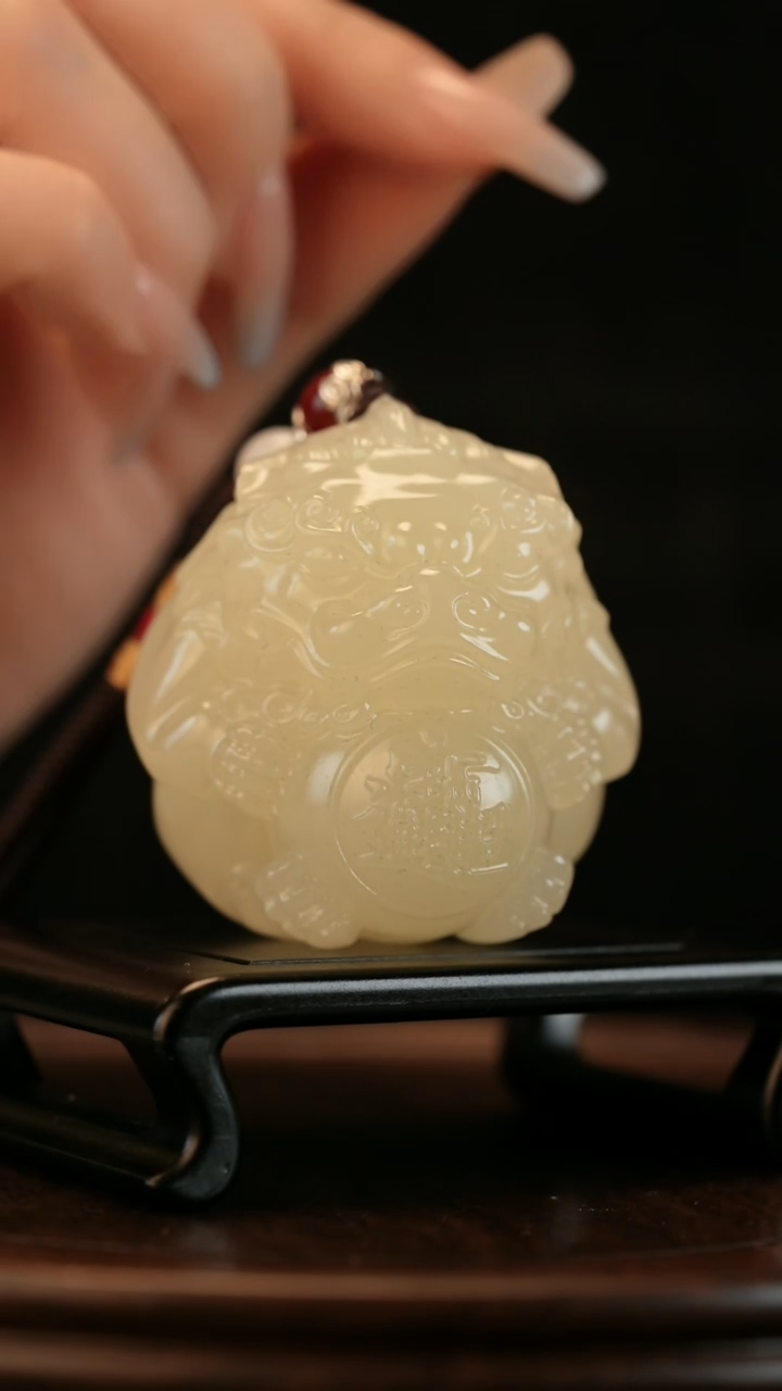 云南石竹叶青雕刻：貔貅抱球