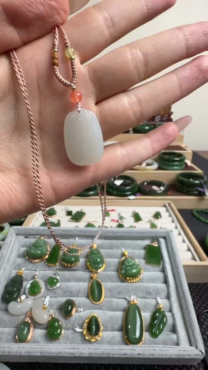 颈饰未镶嵌和田玉挂件