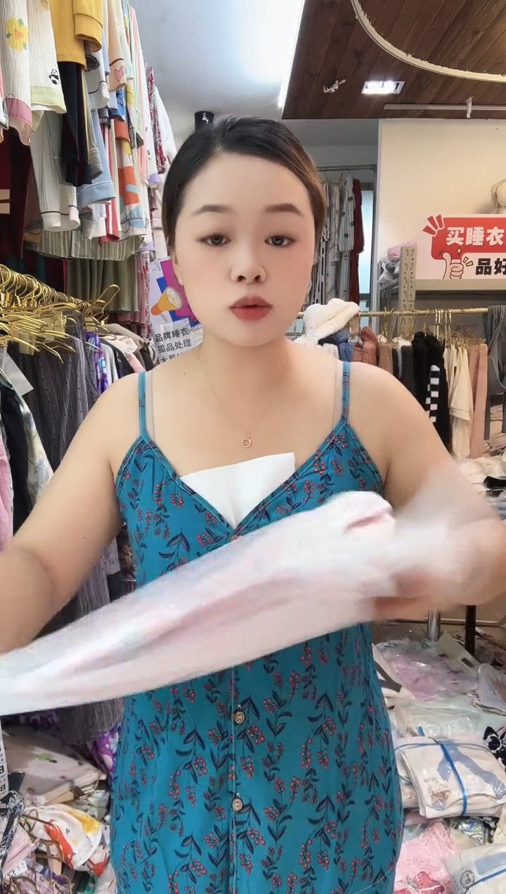 宇**虹黑色吊带长裤带胸垫(讲解为主）