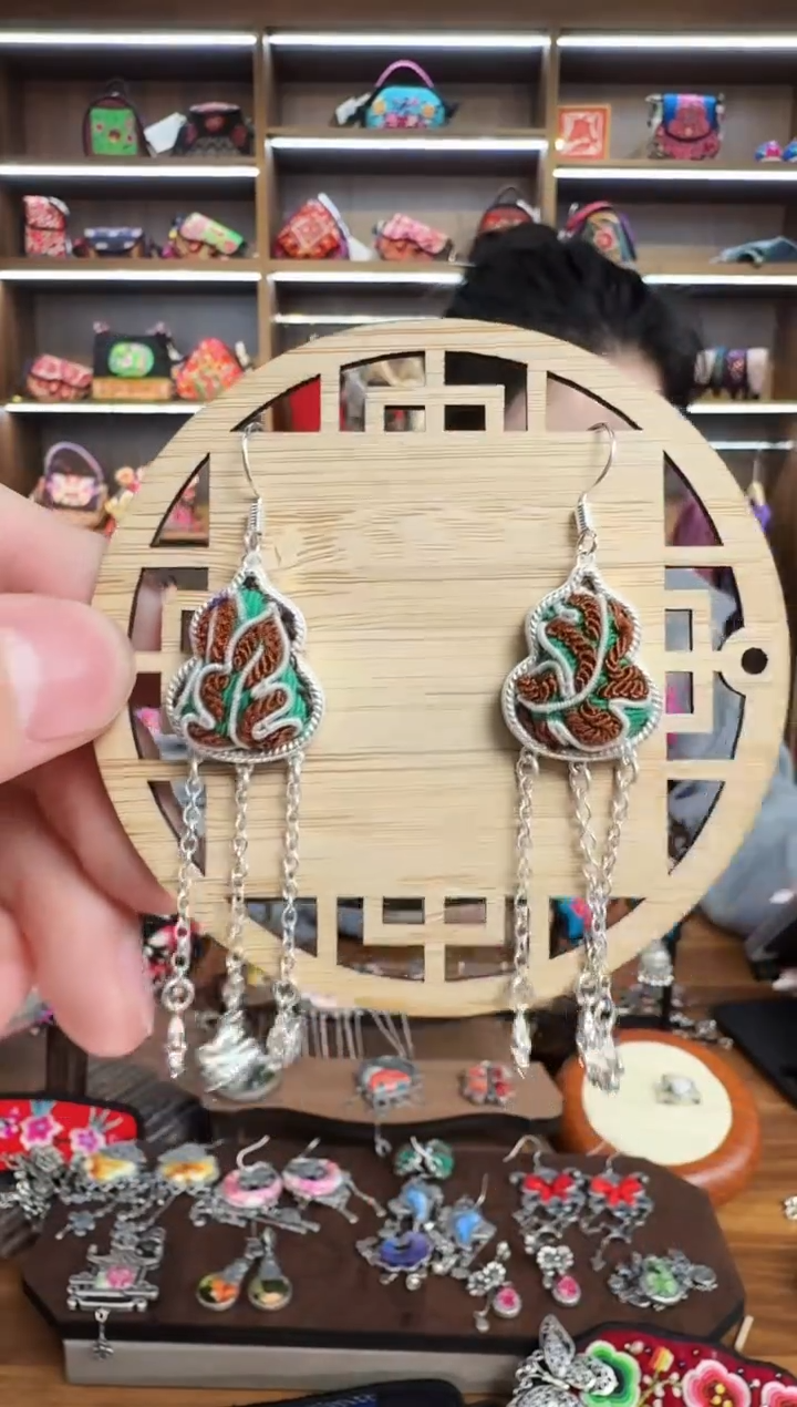 【闪购商品】织绣124蒙阿苏苗绣传承