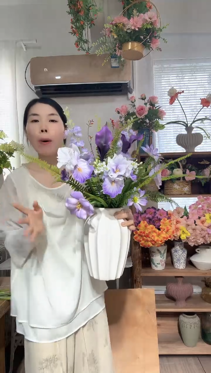 01紫色花束+白色贵妃陶瓷花瓶