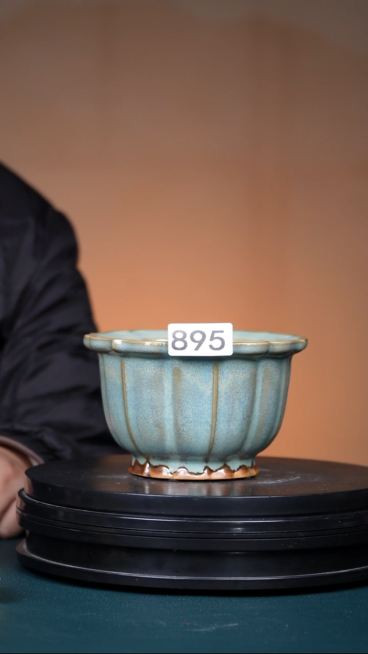 其他瓷虎*桂895号天青釉菱花式花盆