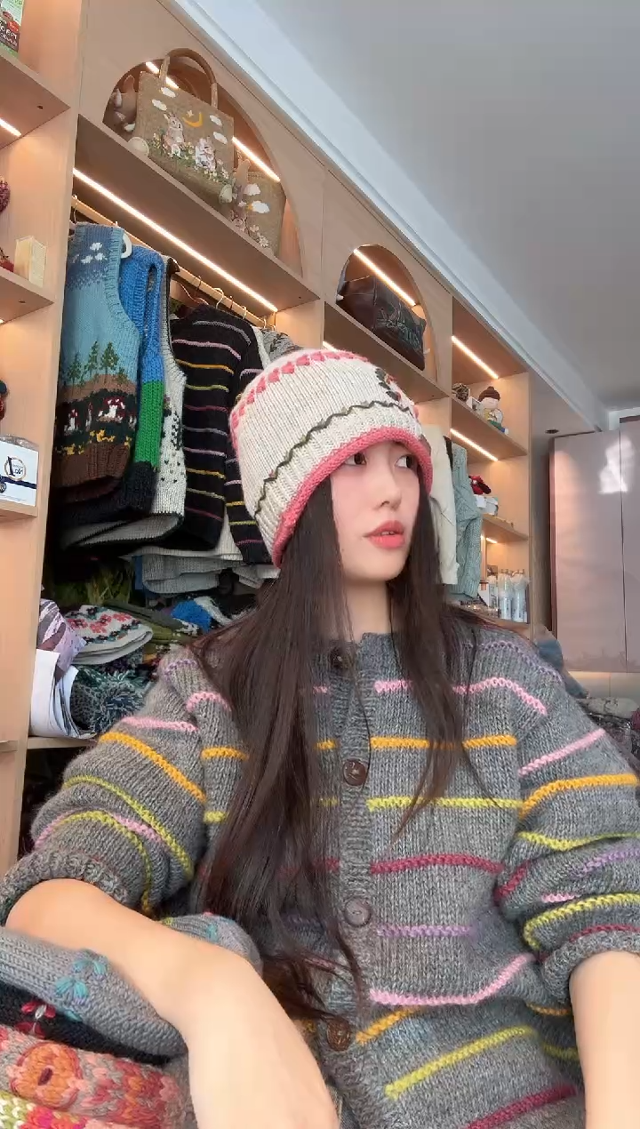 羊毛美利奴米粉色刺绣卷边冷帽