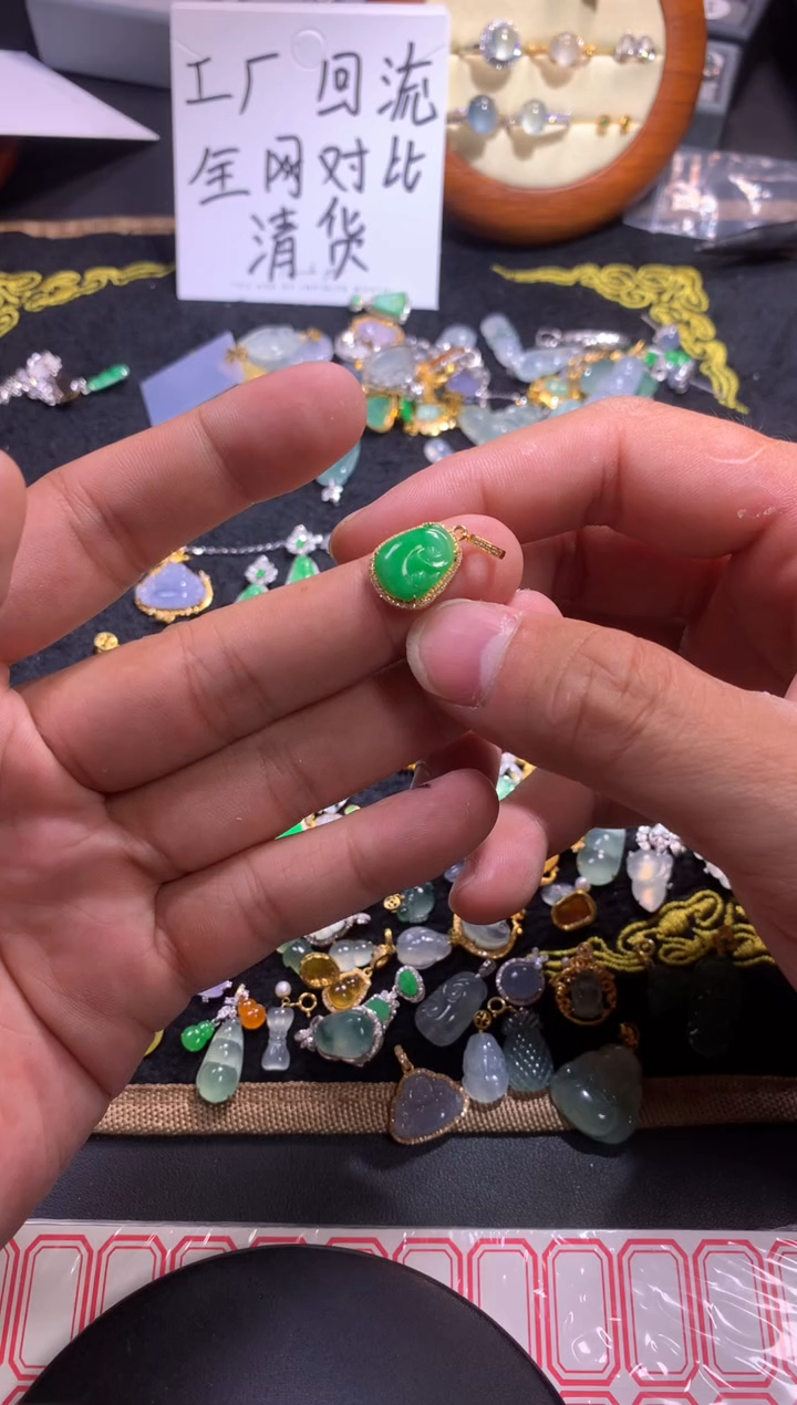 翡翠18K金镶嵌吊坠(不含链)1