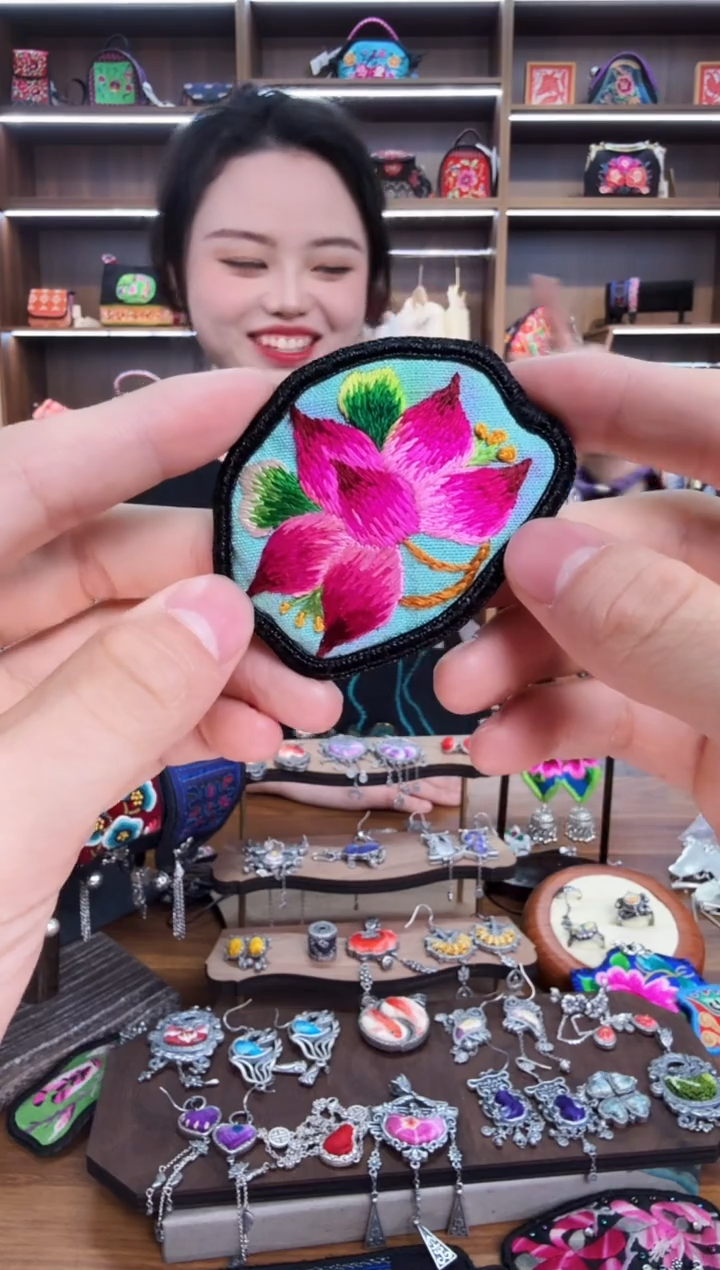 【闪购商品】织绣105蒙阿苏苗绣传承