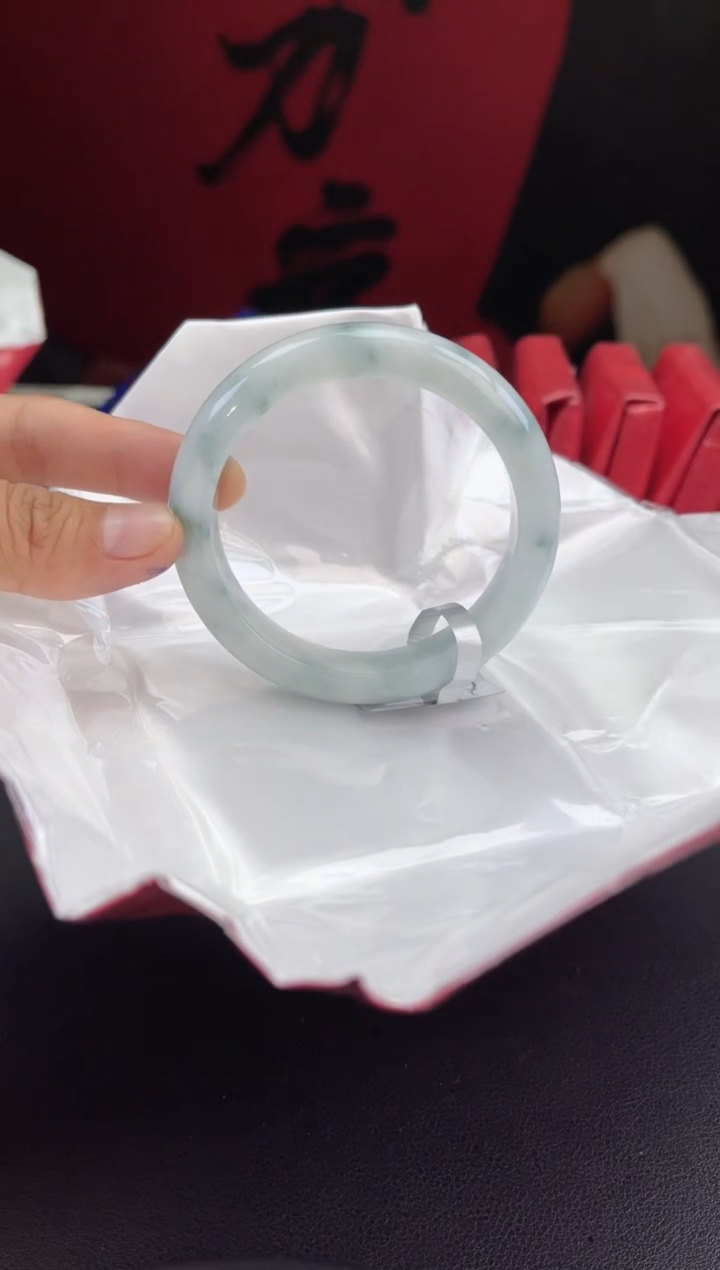 翡翠未镶嵌手镯5翡翠手镯（微瑕）