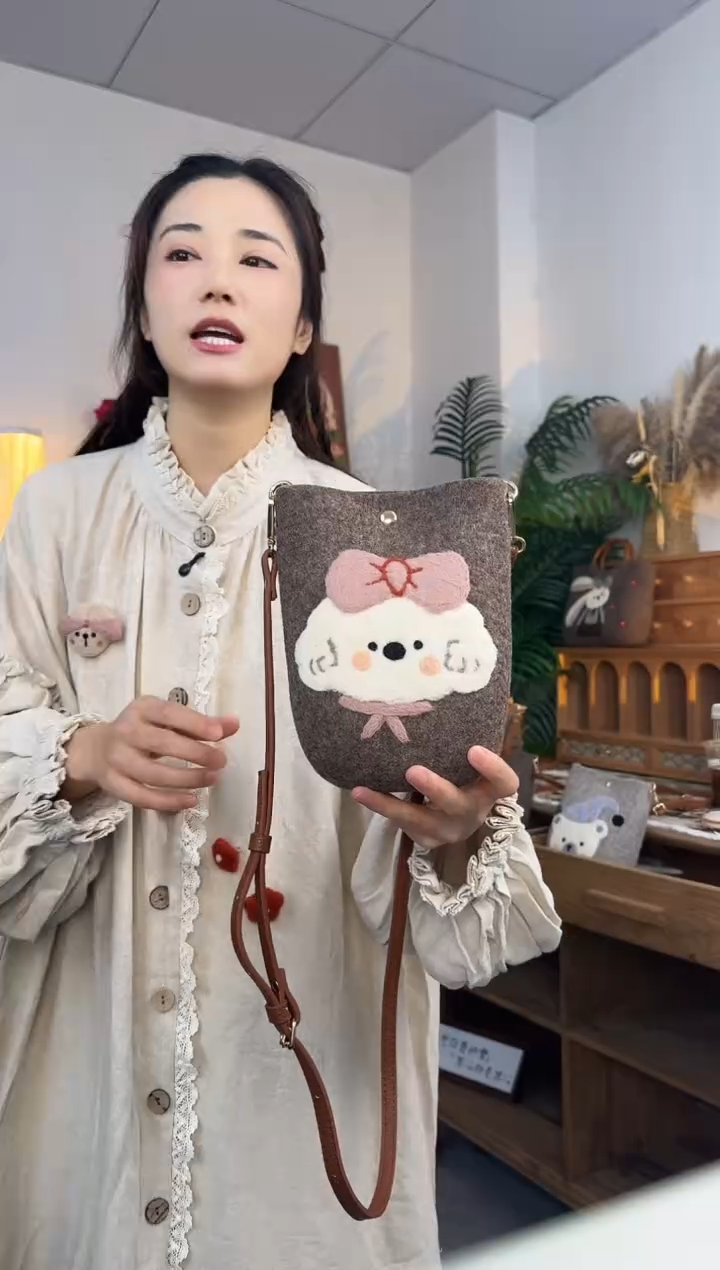 羊毛非遗纯手工包  手机包小狗