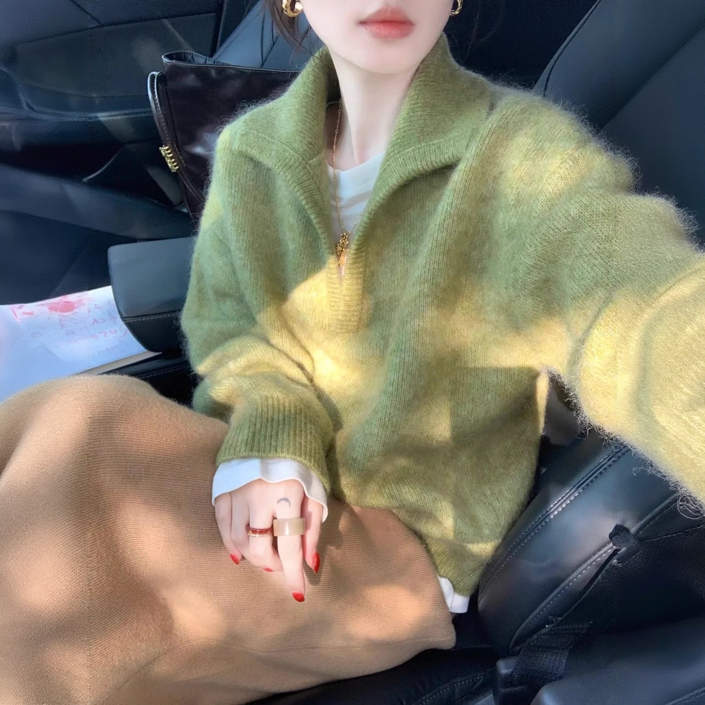 绿色v领宽松毛衣女2025秋冬慵懒高级感加厚翻领针织打底上衣