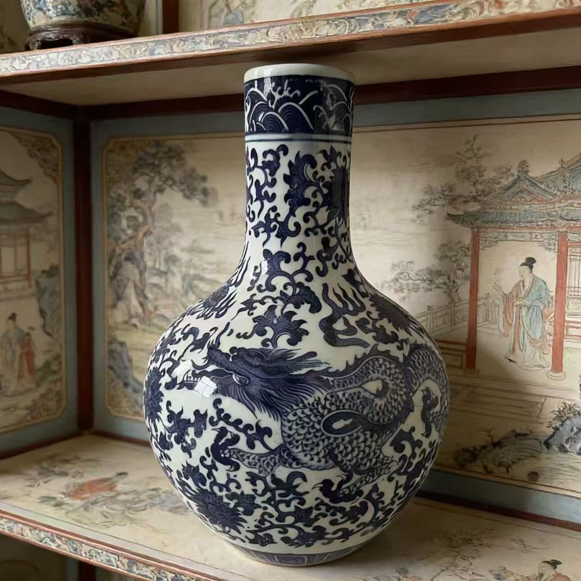 景德镇青花缠枝莲龙纹花瓶