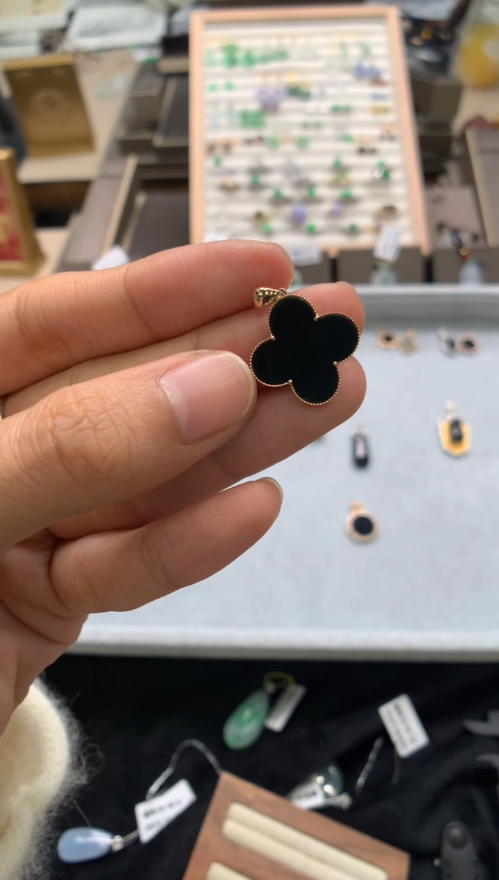 颈饰18K金镶嵌翡翠墨翠四叶草