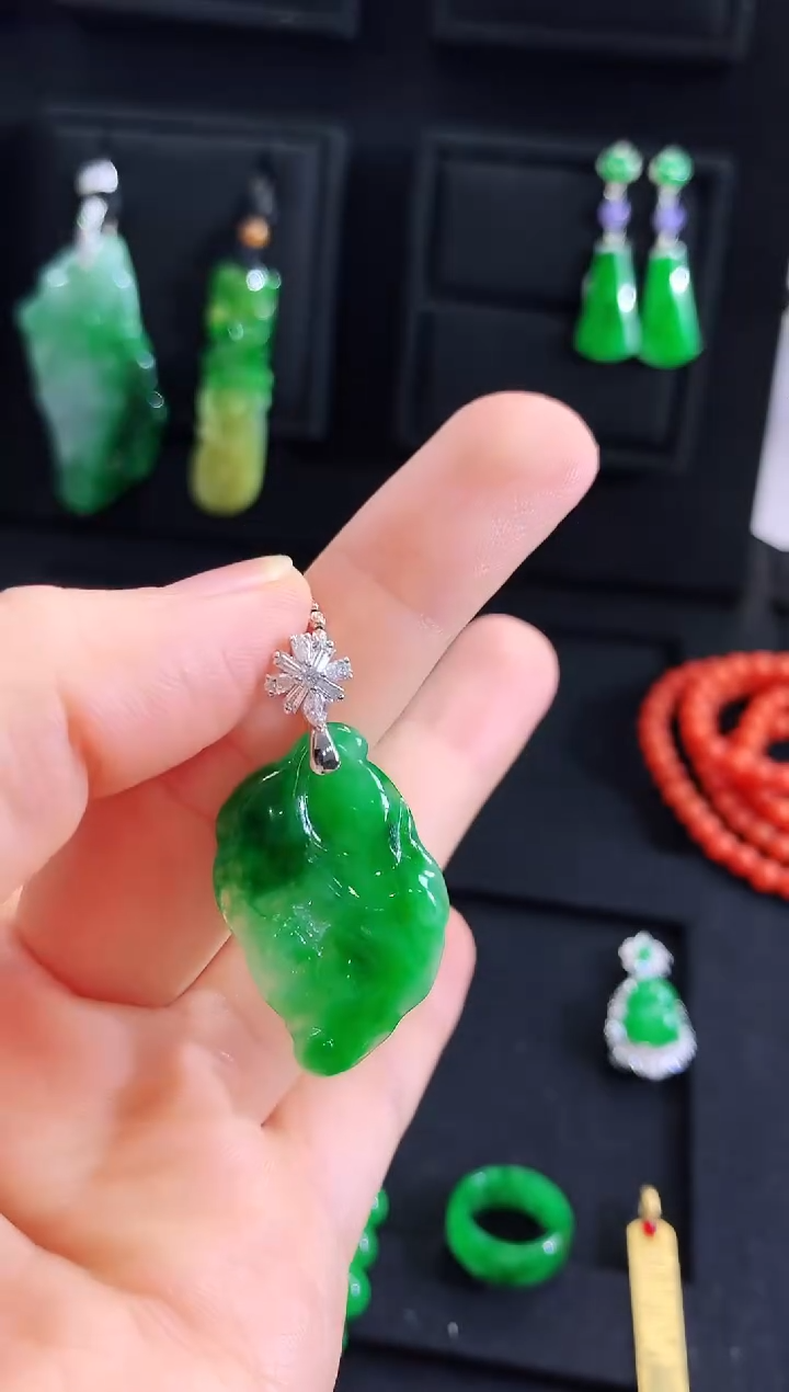 【闪购商品】翡翠吊坠(不含链)18K金镶嵌吊坠