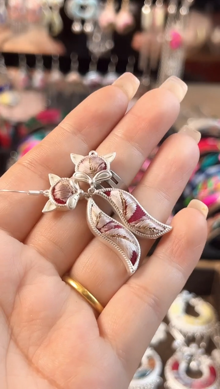 织绣民族风老绣饰品486