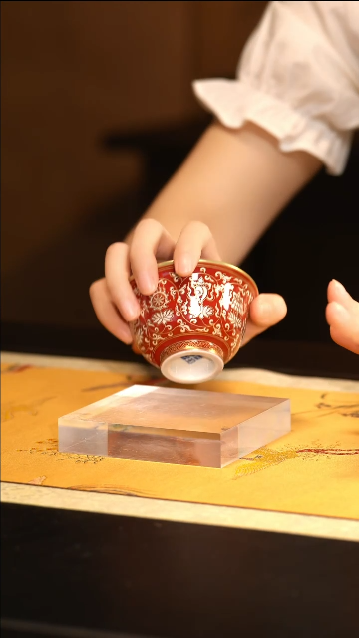 L良朋外玫瑰红描金银内青花八宝缠枝压手杯