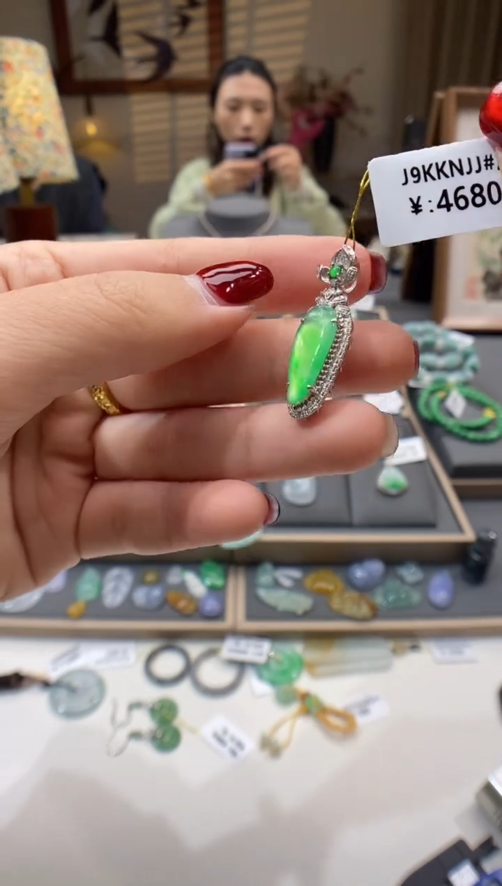 【闪购商品】翡翠颈饰18K金镶嵌福瓜