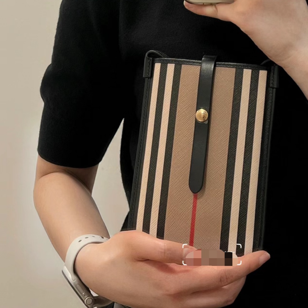 95新 BURBERRY/博柏利 时尚经典条纹手机包背面有卡槽可装卡零钱