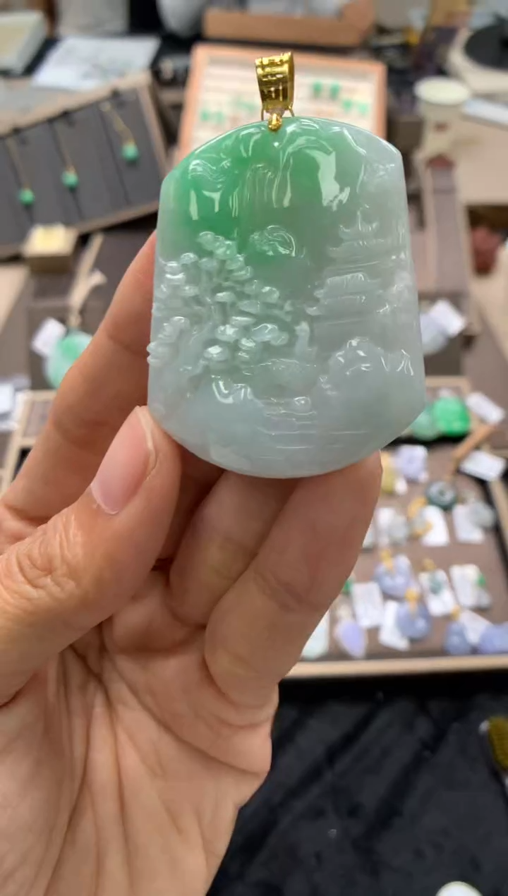颈饰18K金镶嵌翡翠山水牌