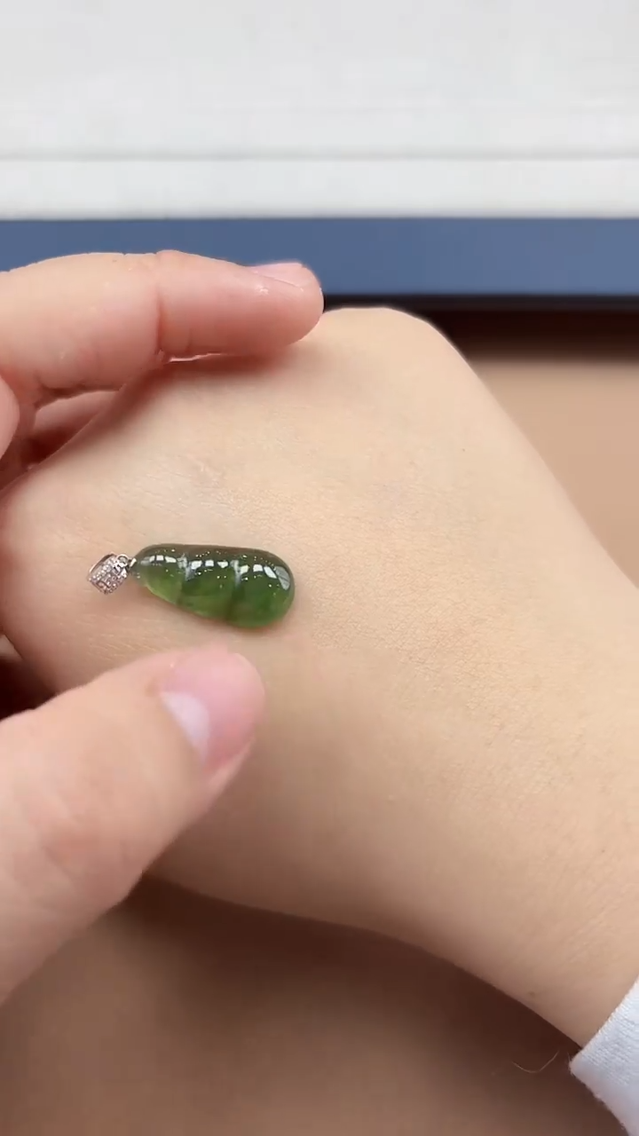 【闪购商品】翡翠颈饰18K金镶嵌福豆