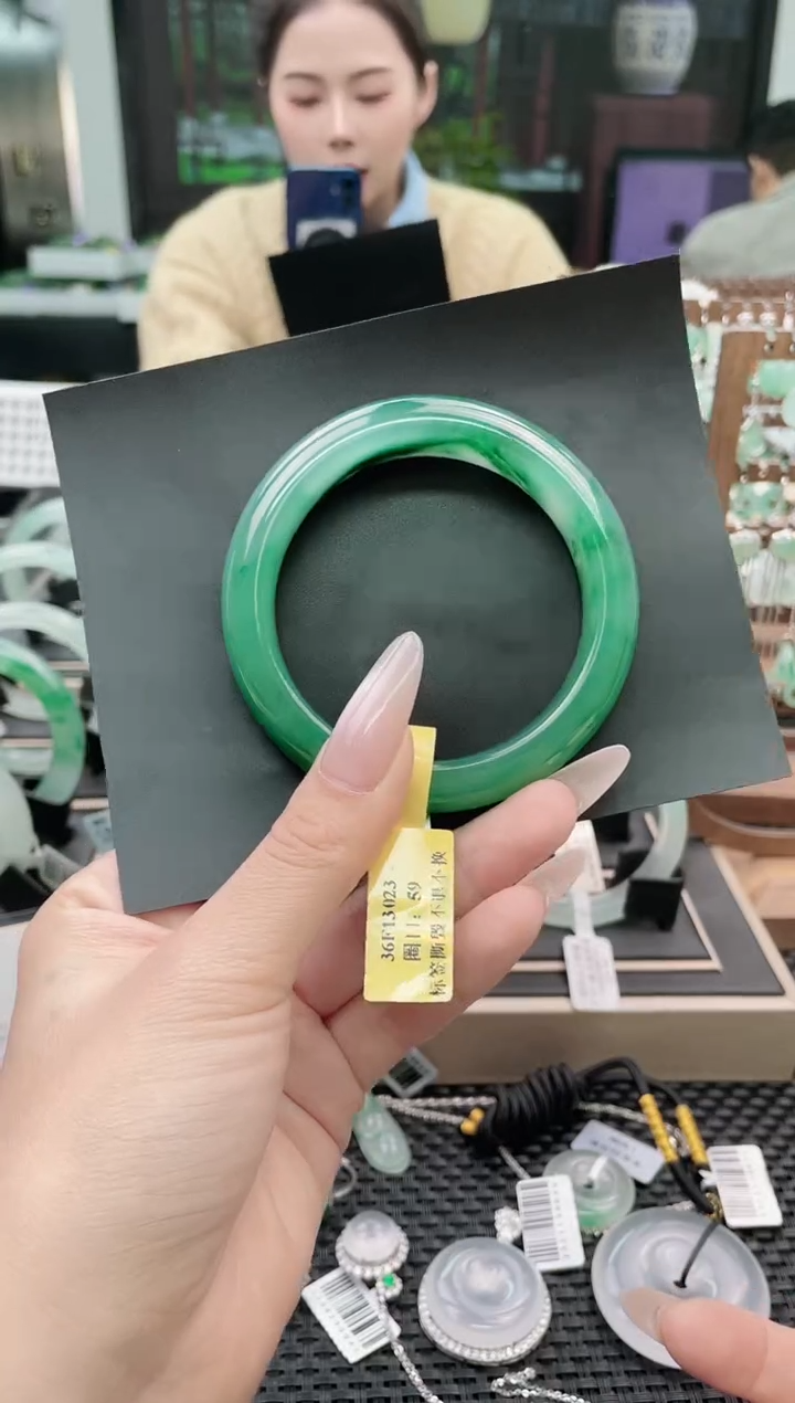 未镶嵌手镯石英质玉（非洲翠）手镯