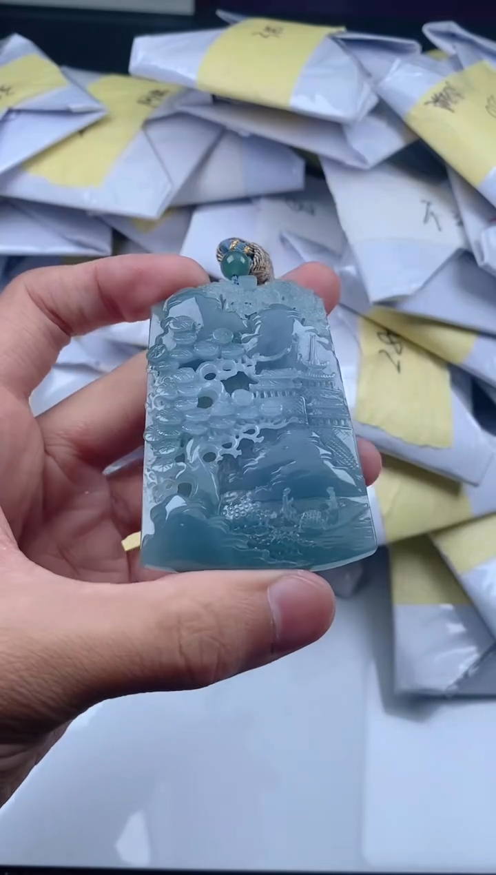 翡翠未镶嵌颈饰         