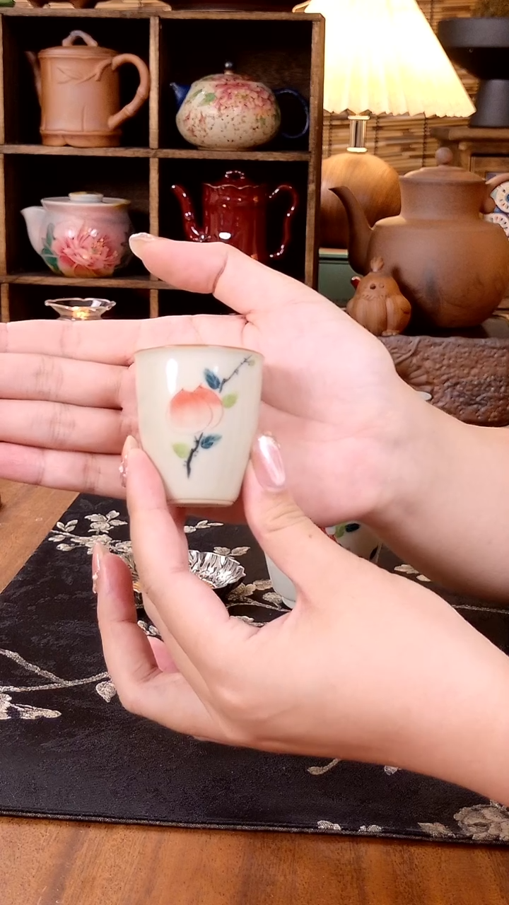 草木灰手绘桃子闻香杯