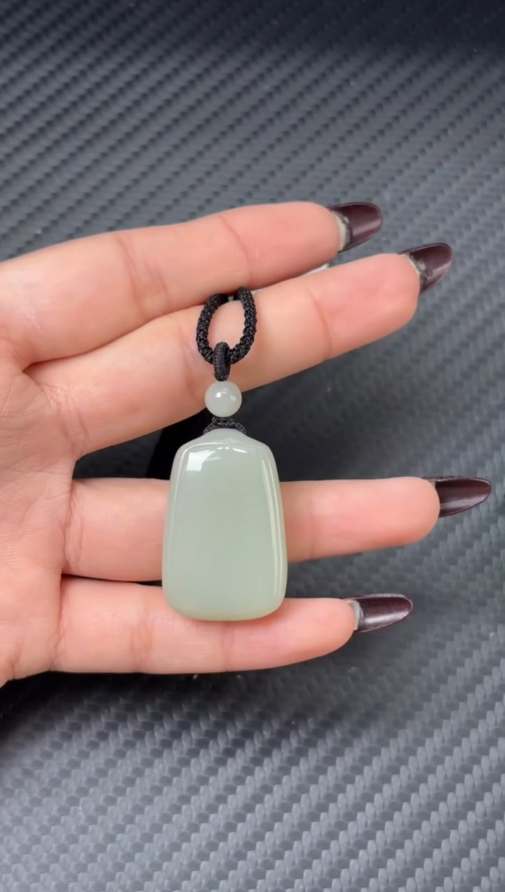 吊坠(赠链)未镶嵌和田玉且末近矿微色差吊坠m