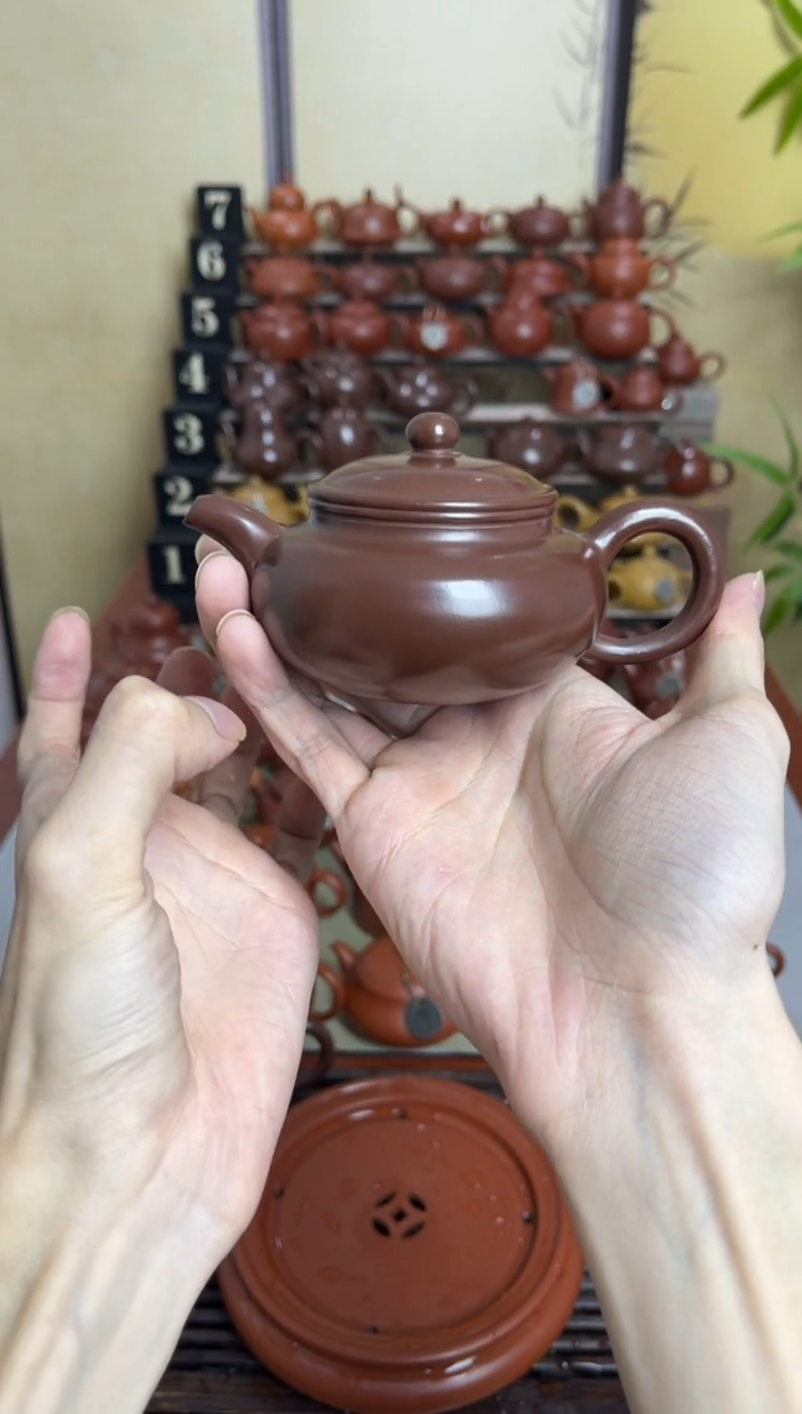 了*紫泥黑金刚仿古壶