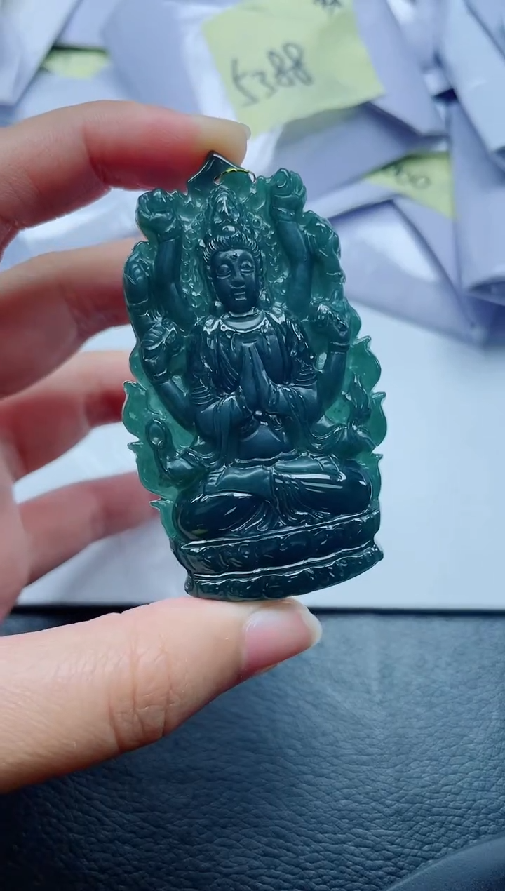 翡翠未镶嵌颈饰              