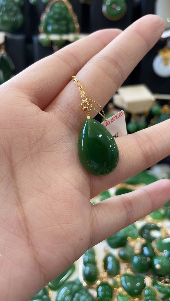 颈饰18K金镶嵌和田玉（碧玉）水滴