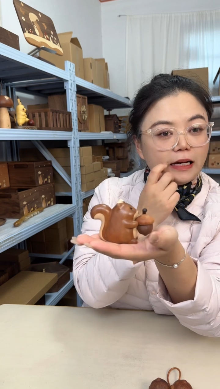 木乌檀木实木松鼠摆件